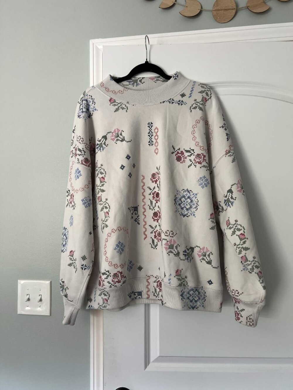 NWOT Abercrombie and Fitch Cross Stitch Mock Neck Sweatshirt - Size XL